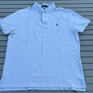 Grå polo piké - Grå polo piké i bra skick med custom slim fit