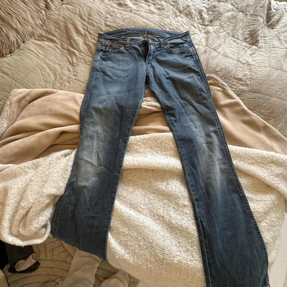 från wrangler, storleken motsvarar S/36, passar perfekt i längden på mig som är ca 175❤️ (obs kan gå ner lite i pris vid snabb affär). Jeans & Byxor.