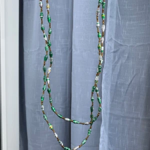 Halsband - Ganska långt halsband av återanvänd plast. Skriv om du har frågor💚