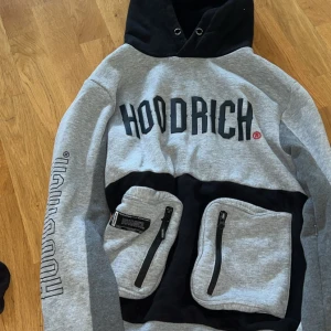Hoodrich Hoodie - Hoodrich Hoodie i storlek XS. Använd få gånger, snöre saknas. Bra passform. varm. Bättre pris vid snabb affär, köpare står för frakt.✌🏻