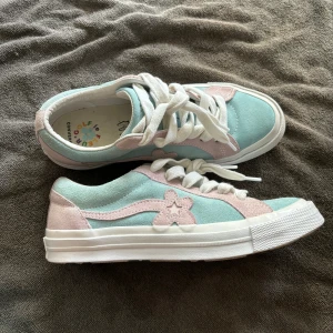 Golf le fleur converse - Golf le fluer converse använda ca 3-4 gånger  37,5 men känns lite större  Kommer med fler snören