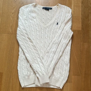 Beige tröja från Ralph Lauren  - Jag har nästan aldrig använd den och den ser nästan helt ny ut. Pris kan diskuteras 