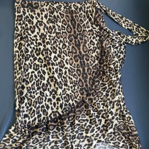 Leopard print Kjol 🐆  - En fin och unik kjola, ganska vacker print. Den är knä längd. Det står storlek L på den men den funkar även för storlek m/s. 