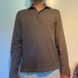 Massimo Dutti pikéskjorta - Galet snygg pikéskjorta från Massimo Dutti i bra skick. Den är i storlek M och jag är 187cm lång och väger 70kg.