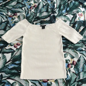  Vit t-shirt -  En jättefin vit ribbad t-shirt från Lindex i storlek XS 💕💕