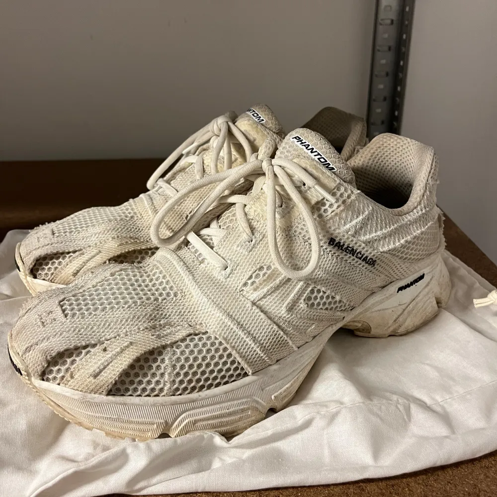 WTS Balenciaga Phantom Shoes Storlek: EU44 Skick: 7/10 Pris: 3700:-    Vänligen hör av dig vid frågor eller önskemål om mer bilder osv.. Skor.