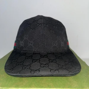 Gucci keps S - Tvär bra skick haft den i några månader,Har gucci box och allting som kommer med boxen men bara kepsen skickas tyvär.