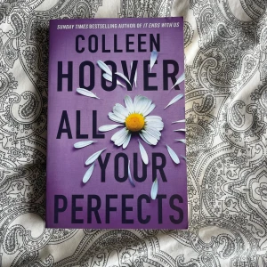 Bok- All your perfects, Colleen Hoover  - Säljer då jag inte längre är intresserad av att läsa boken längre, den är skriven på engelska och är knappt använd, jag började dock läsa boken utomlands så första kapitlet kan vara lite solskadat men inga märkvärdiga skador. 