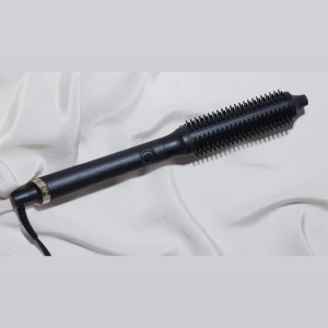 ghd värmeborste - Säljer min ghd värmeborste, nypris ligger +- 2000 beroende på hemsida. Jag säljer min billigt då vissa piggar lossnat. Skriv för bilder!💗