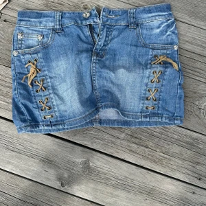 Jeans kjol med coola detaljer - Så snygg kjol men rensar ut och har haft de mycket så säljer vidare inga skam bud🔥
