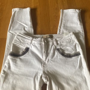 Vita jeans  - Jag har inte använt dessa dem är helt nya men utan prislapp