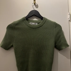 Stickad topp - Oanvänd, fint skick.  Tröjan är i skönt material 