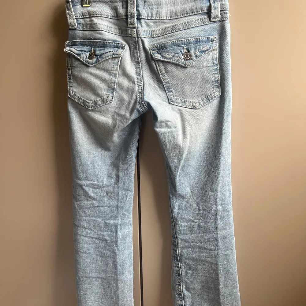 Storlek 146  Från Gina Tricot  Ljusblå  Low waist jeans . Jeans & Byxor.