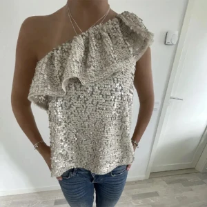Paljett topp - Såå snygg från second Female, första bilden är lånad❣️ Passar också S