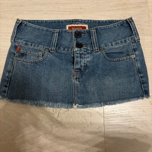 Supersnygg minikjol från hollister - Säljer denna supersnygga mini kjol från hollister i jeansmaterial Skulle säga att den passar nån som har s-m i storleken