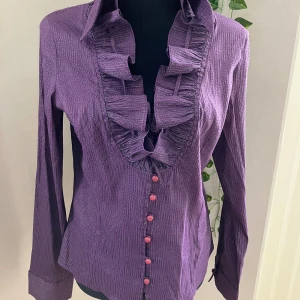 Snygg glittrig blus - Helt ny, oanvänd, sitter snyggt på kroppen, strl M, stretch.