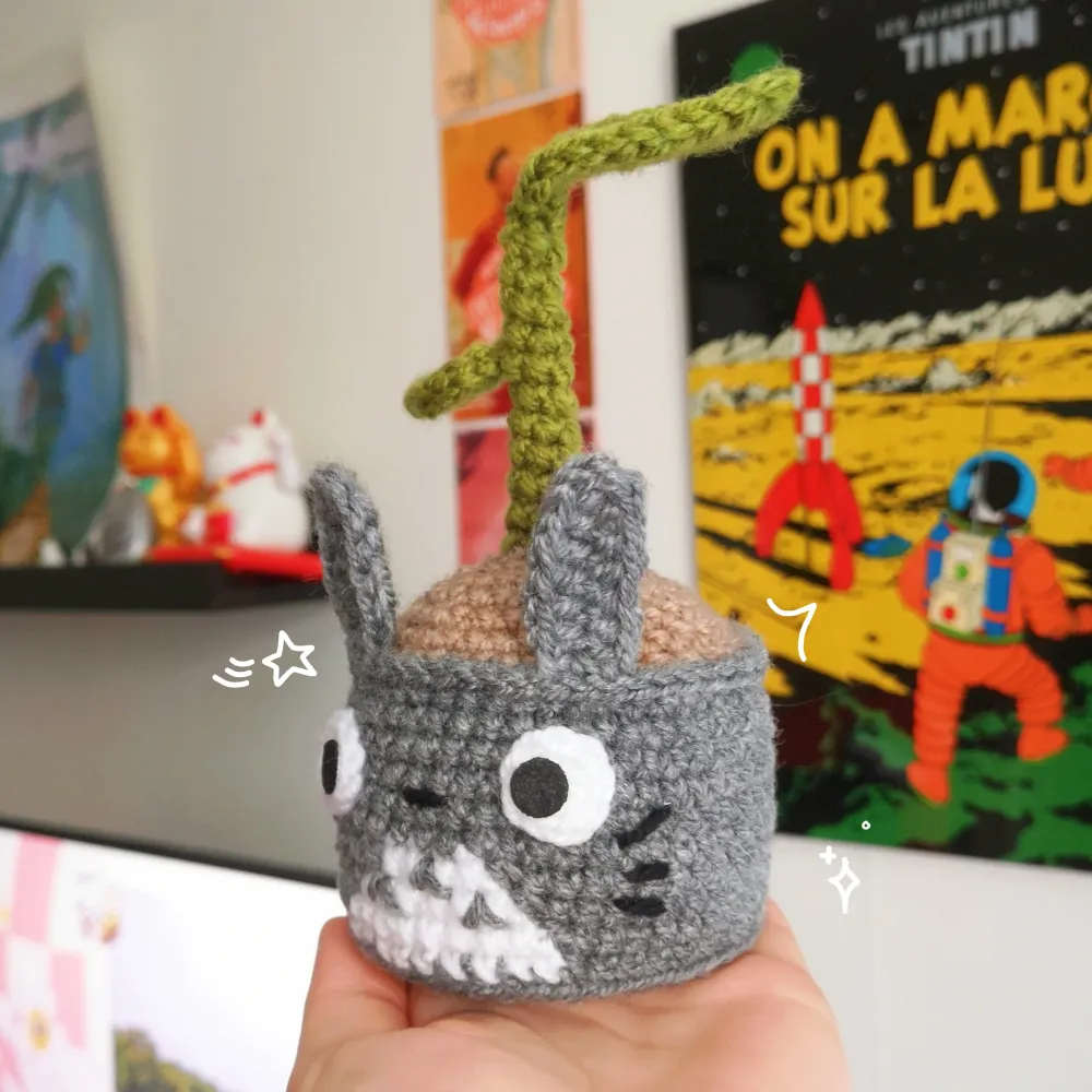 Handgjord Totoro kruka med grön bladväxt. Virkad i mjukt akrylgarn. ✨ Passar perfekt som skrivbordsdekoration hos en Ghibli älskare! 💌 FRAKT 36kr via swish eller använd KÖP NU 🕊️ Postas inom 5 dagar efter betalning ☺️. Accessoarer.