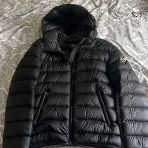 Colmar Höst jacka - Jättefin höst/vinter jacka. 1,5 år gammal men väldigt sparsamt använd så den är nyskick. Inga defekter👍🏻 Storlek 42 men skulle säga att den sitter som en s/xs. Pris kan diskuteras vid snabb affär 😁 Tryck gärna på köp nu👍🏻