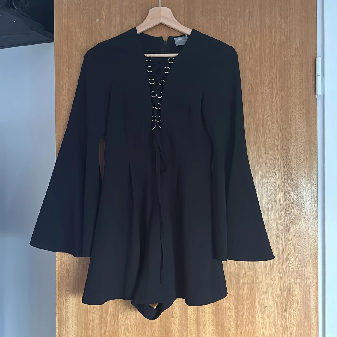 Svart klänning med knytning