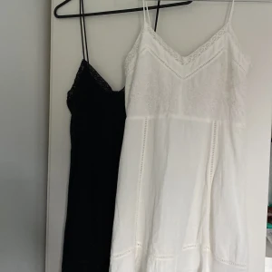 Jättefin Sommarklänning från Zara - Två jättefina sommarklänningar som inte längre finns på Zara💗De är i bra skick men jag har justerat om banden så de blev kortare men man kan lätt sprätta upp det💗250kr/st