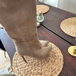Knähöga boots🥰 - Höga boots med klack, dragkedja på sidan🥰 Finns tecken på användning längst fram och på klacken💕 Annars superfina! 