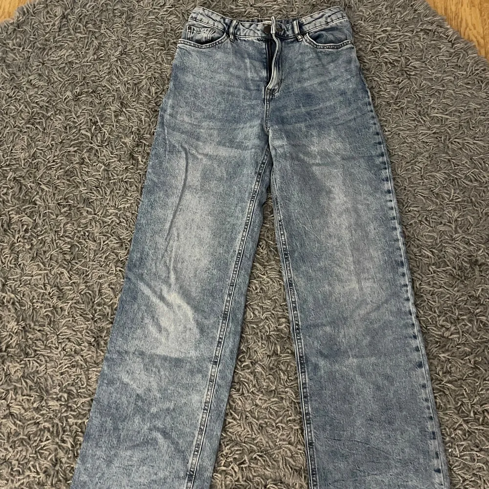 Ett par blå jeans hög midja i bra skick . Jeans & Byxor.