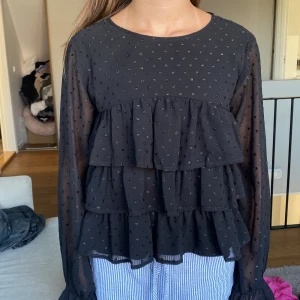 Jätte söt blus  - Jätte fin blus från Gina tricot, den är som ny. Bara använd några få gånger. Tröjans storlek är 152, men är väldigt stor i storleken då jag skulle säga den är en Xs