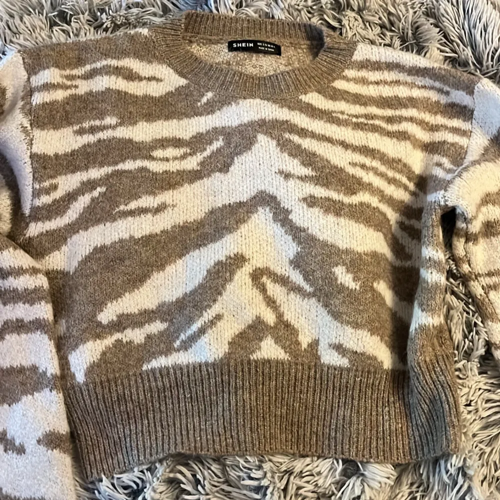 En super skön Beige och vit zebra mönstrad stickad tröja, har knappt aldrig använt den! . Stickat.