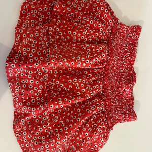 Zara - Fin röd barn zarakjol i braskick. Priset kan diskuteras!🩷