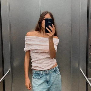 zara topp - säljer denna fina slutsålda topp från zara. använd 1 gång 