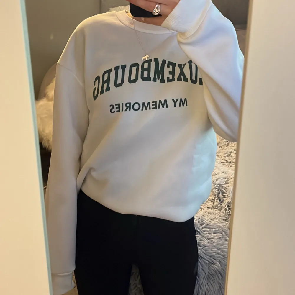 En vit sweatshirt med text på super skön men inget jag använder längre!. Tröjor & Koftor.