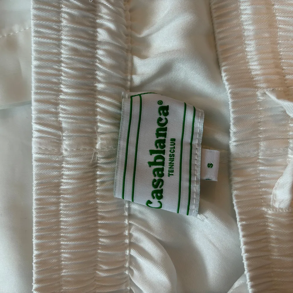 Casablanca set kjorta och shorts i silkes tyg i ny skick andvända max 4-5 gånger Köpta tillsammans för 15.000. Paidat.