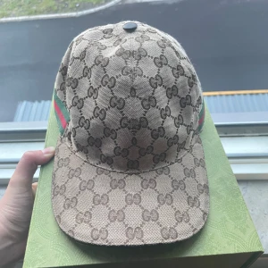 Gucci keps - ❗️ENDAST SERIÖSA KÖPARE❗️Säljer min sambos Gucci keps, 58cm omkrets, bra skick. Köpt på Gucci, kvitto och låda samt påse finns med. Fraktar endast!