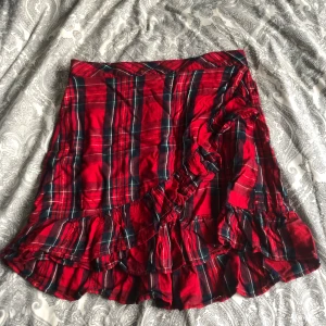 Fin Kjol - Röd kjol. Köpt på Kappahl. Köpt för filminspelning men använd gånger efter det!