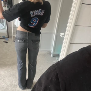 Y2K jeans - Gråa jeans med snygg detalj på rumpan. Köpta för 400kr och använda endast ett fåtal gånger så i bra skick!! Helt slutsålda❤️