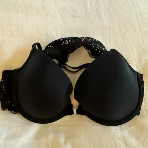 bh - bh som man knäpper framtill med en snygga spetsband på ryggen😻 kommer ej ihåg vart den är köpt men är knappt använd och är i nyskick!! 