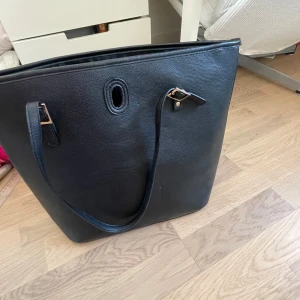 Väska - Stor handväska  Små tecken på slitage men fortfarande fin🥰 Bra fack
