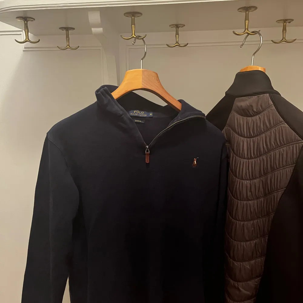 Säljer en klassisk ralph lauren half zip tröja. Storlek: M Pris kan diskuteras . Tröjor & Koftor.