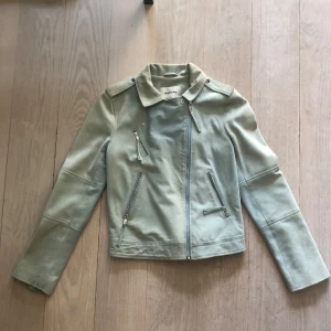 Cool jacka - Cool jacka i mint färg. Den har några defekter på armen, små röda fläckar.