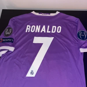 Real Madrid Ronaldo fotbollströja  - Säljer min extremt snygga och ikoniska Ronaldo real Madrid borta tröja från champions league finalen 2017. Bara provat en gång, sprillans ny och har inte en ända skroma 👍