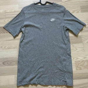 Nike T-shirt  - Säljer denna fina Nike T-shirt som jag nästan aldrig har använt , storlek 158-170 