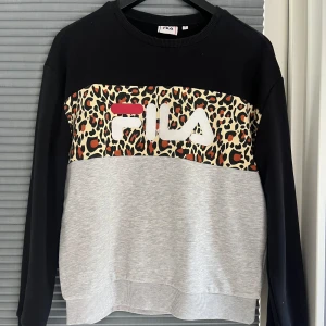 Fila tröja - En tröja från märket Fila med leopard print på. Fint shick och knappt använd! Säljer för 250kr🥰