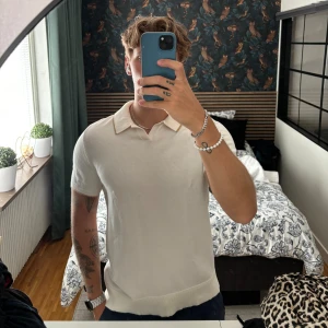 Stickad  piké - Extremt skön och fin piké från old navy storlek är M och den är väldigt bra skick knappt använd.  Modell 187cm 83kg