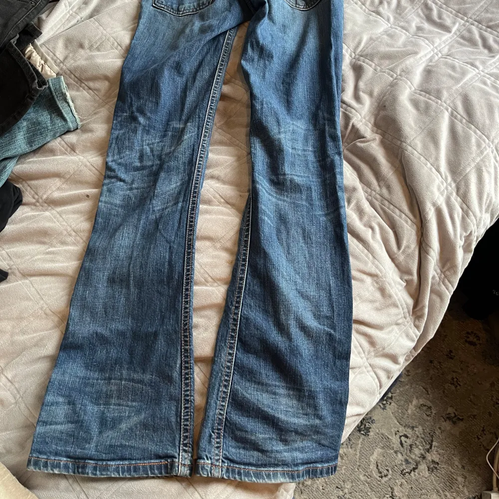 Storlek W27 L32  dragkedja är trasig  Pris:350 frakt ingår inte kan mötas upp i Stockholm 🎀. Jeans & Byxor.