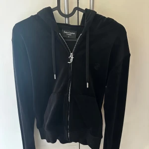 Juicy couture  - Tröja från juicy couture🫶 aldrig använd så skicket är som ny💕💕
