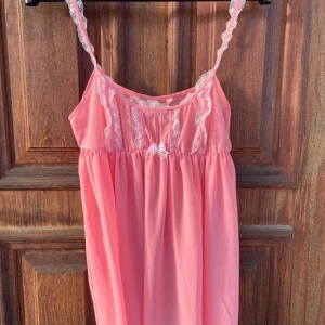 Victoria secret linne - Jätte vackert flowy Victoria secret linne! Svårt att få tag på, köpt second hand säljes billigt 💞 perfekt skick, passar xs-s! Kontakta för frågor