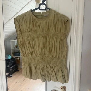 Grön plyshad topp hm - Stl S, använd men i fint skick