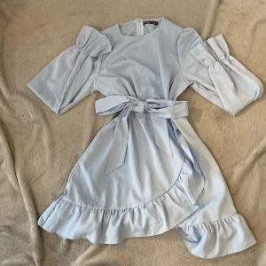 Klänning  - Klänning med band, man kan ta bort bandet