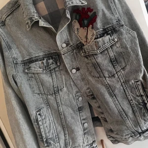 Gucci Heart-appliquéd oversized denim jacket - Vintage Gucci jeansjacka från deras vår/sommar 2019 kollektion.  DETALJER Sammansättning: 100% Cotton Skötsel: Kemtvätt  Ursprungsland: Italien  Storlek: Oversized herr/ US M/ EU 46  Mer info i nästa annons ➡️