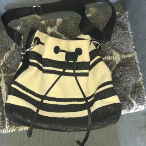 other stories Väska - Other stories väska ny skick   Ny pris 700kr